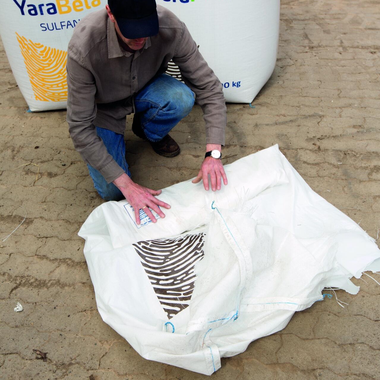 Leerer Big Bag wird eingerollt